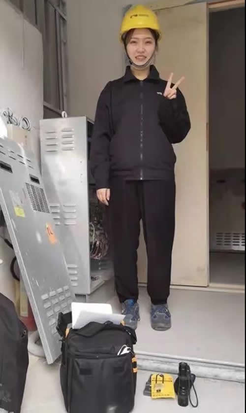 女性電梯維保人員