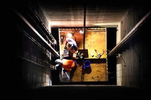 電梯維保工人在井道內(nèi)作業(yè)