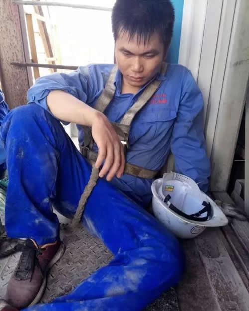 電梯安裝工在休息