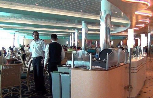 配備電梯的游輪餐廳