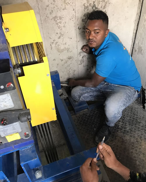 非洲電梯安裝工