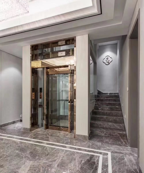 樓梯中間安裝電梯