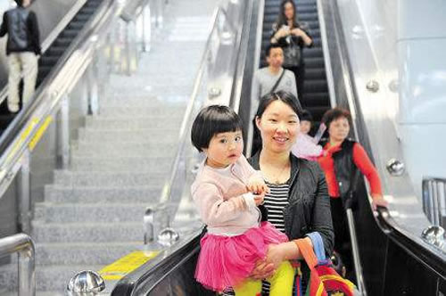帶小孩坐扶梯