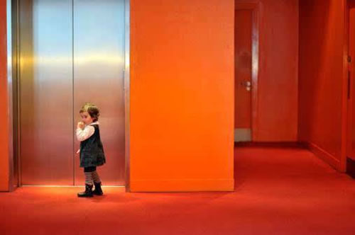 小孩子乘坐電梯