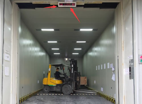 叉車進(jìn)電梯