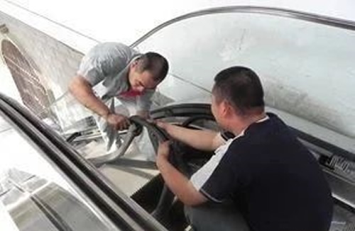 修理自動(dòng)扶梯