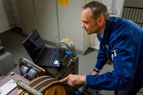 檢測(cè)電梯主機(jī)