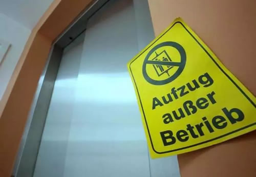 電梯維修警示牌